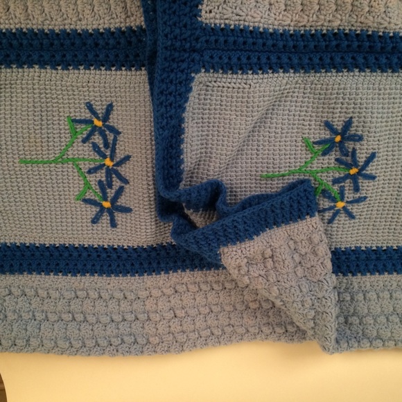 Blue on blue crocheted throw - Picture 9 of 10